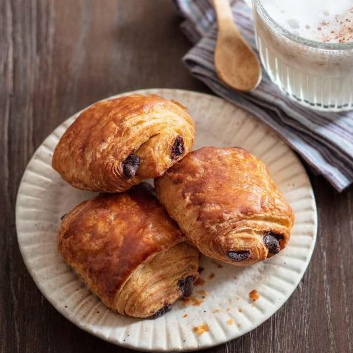 Pain au chocolat doré