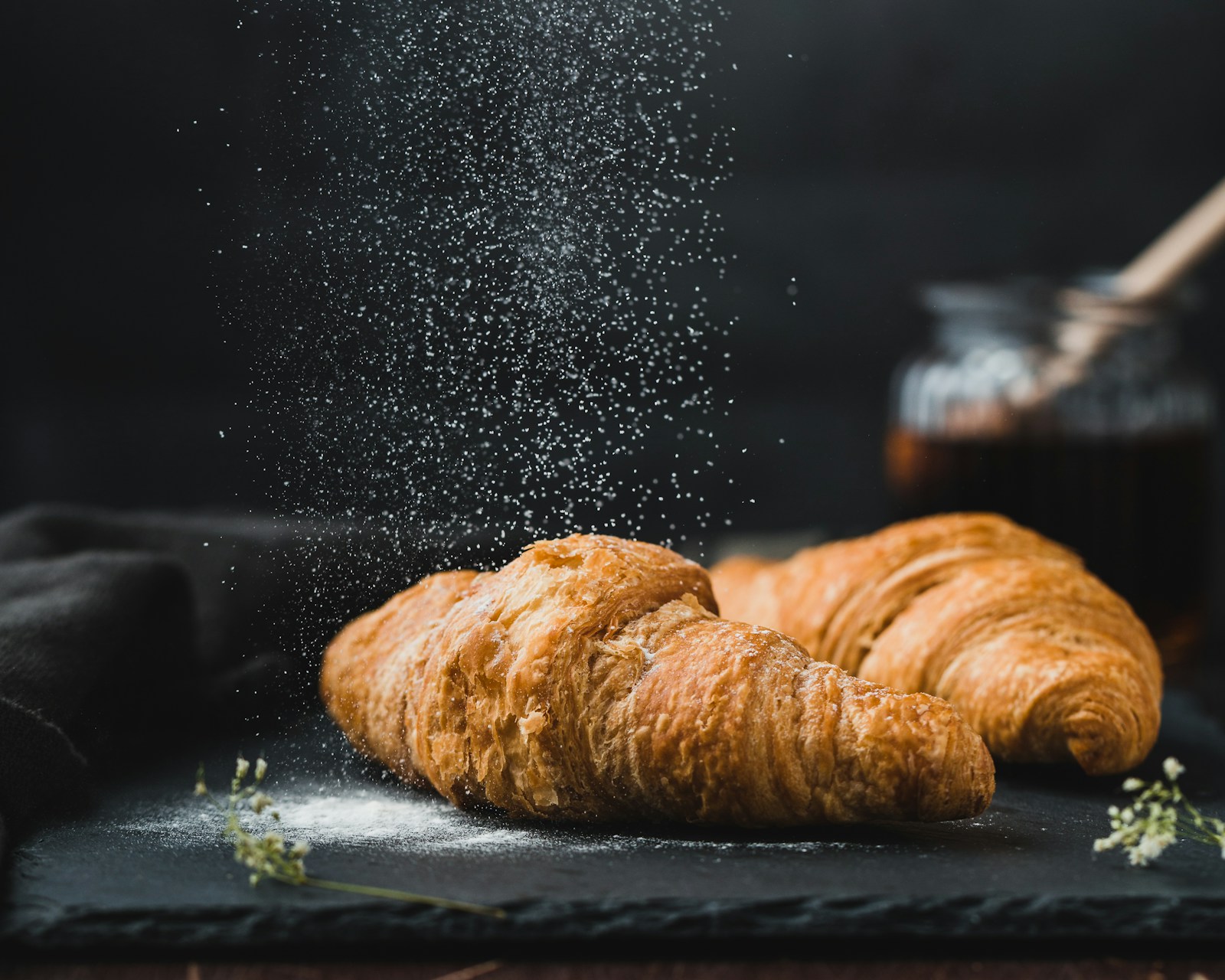Croissant doré et feuilleté